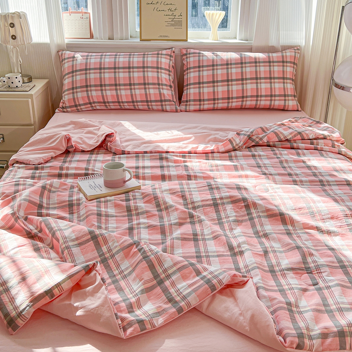 91家纺网 家纺一手货源 找家纺 纽缦家纺 2026新款水洗棉简约格子风夏被 简意-粉