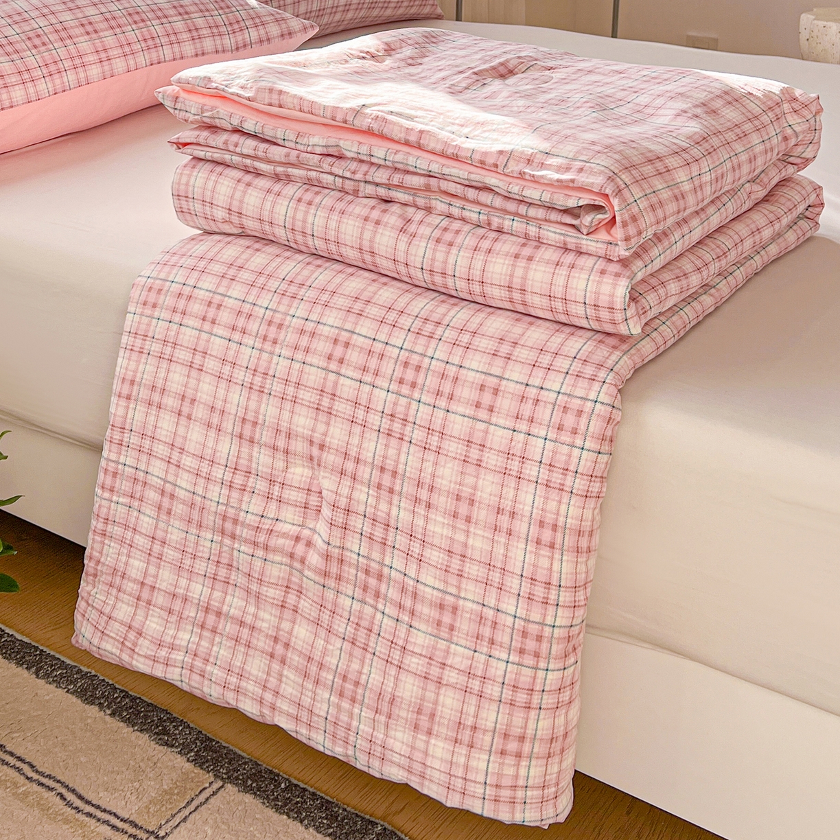 91家纺网 家纺一手货源 找家纺 纽缦家纺 2026新款水洗棉简约格子风夏被 半夏-粉