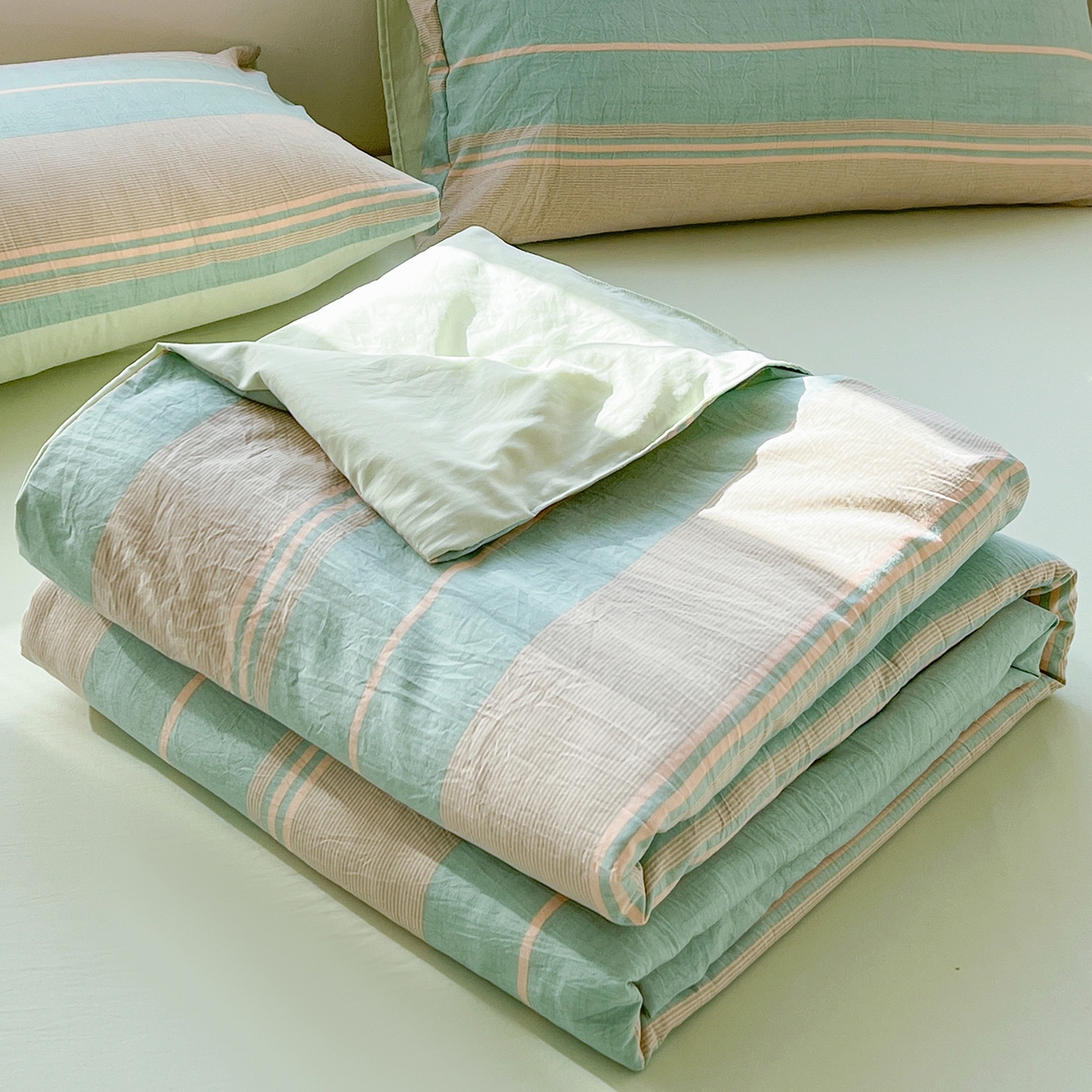 91家纺网 家纺一手货源 找家纺 纽缦家纺 2026新款水洗棉简约格子风夏被 淡香-绿