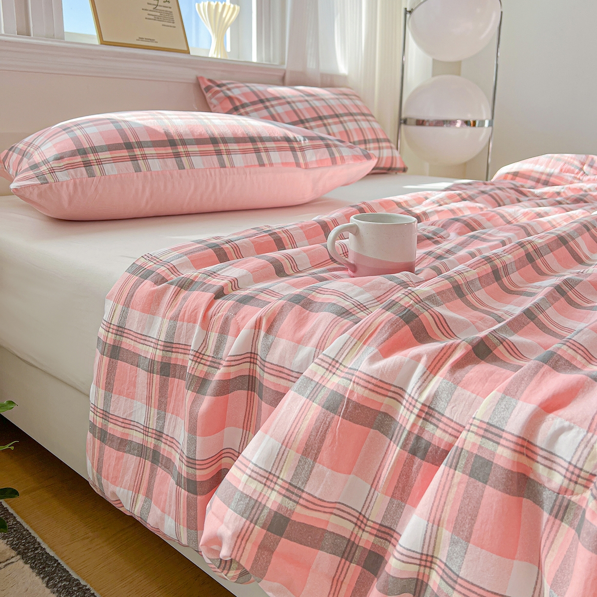 91家纺网 家纺一手货源 找家纺 纽缦家纺 2026新款水洗棉简约格子风夏被 简意-粉