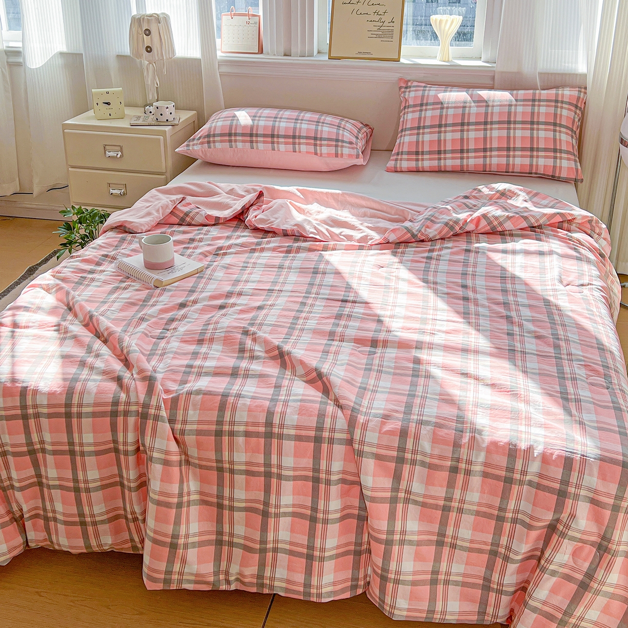 91家纺网 家纺一手货源 找家纺 纽缦家纺 2026新款水洗棉简约格子风夏被 简意-粉