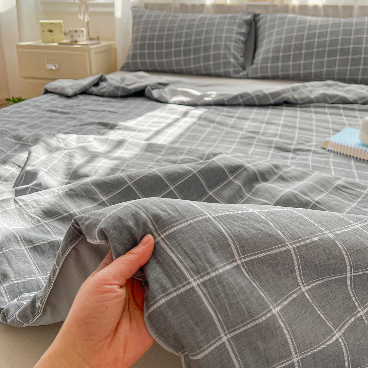 91家纺网 家纺一手货源 找家纺 纽缦家纺 2026新款水洗棉简约格子风夏被 弦韵-灰