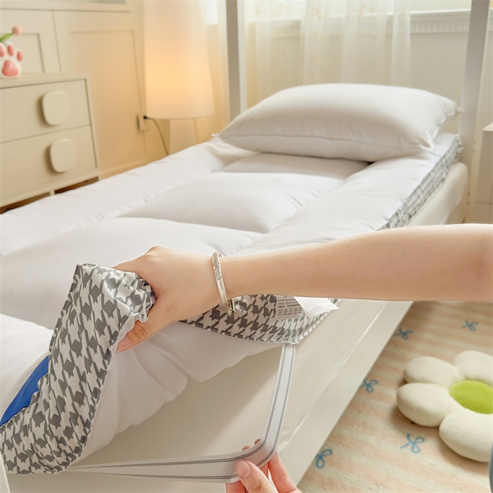 91家纺网 家纺一手货源 找家纺 优雅星家纺 2026新款A类水洗棉抗菌大豆床垫千鸟格系列 白色