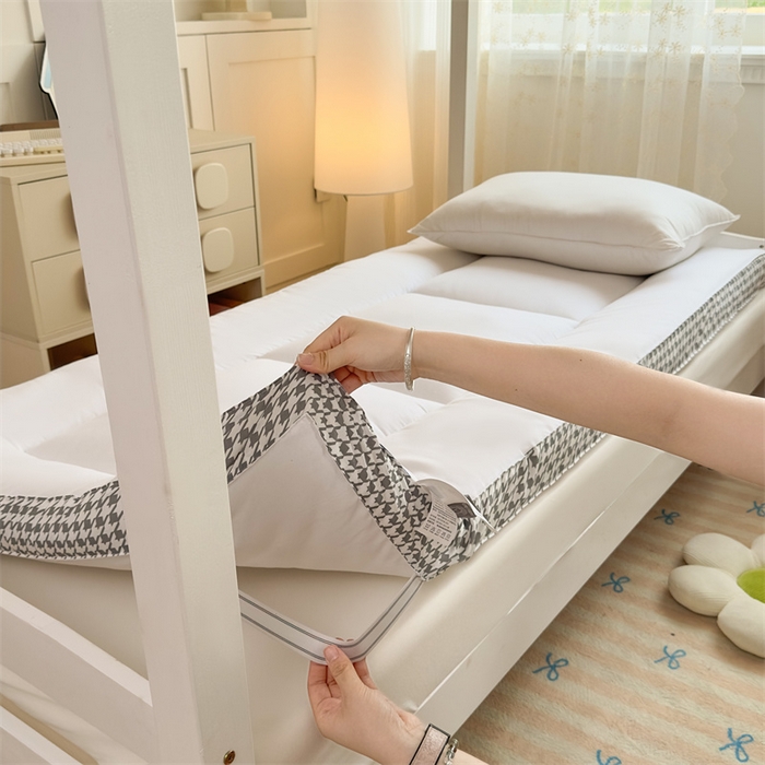 91家纺网 家纺一手货源 找家纺 优雅星家纺 2026新款A类水洗棉抗菌大豆床垫千鸟格系列 白色