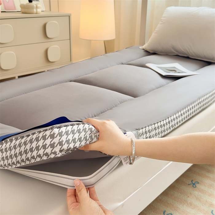 91家纺网 家纺一手货源 找家纺 优雅星家纺 2026新款A类水洗棉抗菌大豆床垫千鸟格系列 灰色