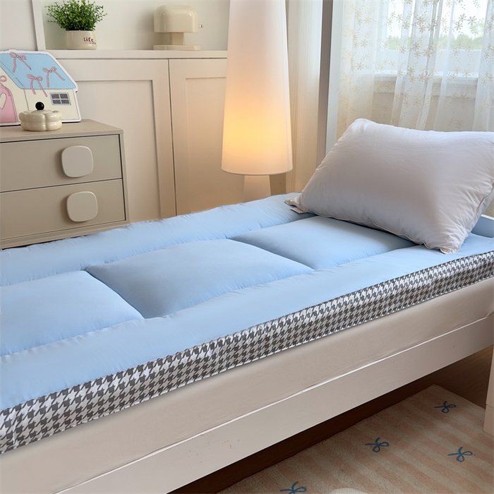 91家纺网 家纺一手货源 找家纺 优雅星家纺 2026新款A类水洗棉抗菌大豆床垫千鸟格系列 蓝色