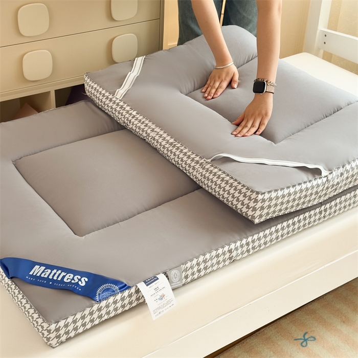 91家纺网 家纺一手货源 找家纺 优雅星家纺 2026新款A类水洗棉抗菌大豆床垫千鸟格系列 灰色