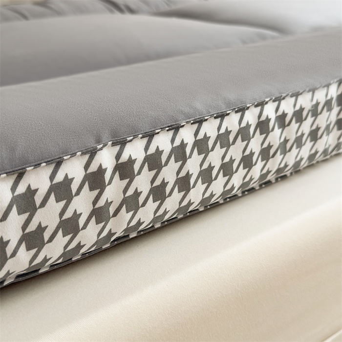 91家纺网 家纺一手货源 找家纺 优雅星家纺 2026新款A类水洗棉抗菌大豆床垫千鸟格系列 灰色