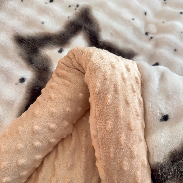 91家纺网 家纺一手货源 找家纺 优雅星家纺 2026新款亲肤舒适兔毛绒豆豆绒冬被 星星点点