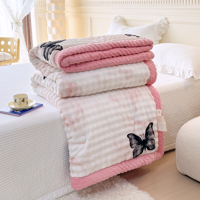 91家纺网 家纺一手货源 找家纺 优雅星家纺 2026新款亲肤舒适兔毛绒豆豆绒冬被 花飞蝶舞（老花型）