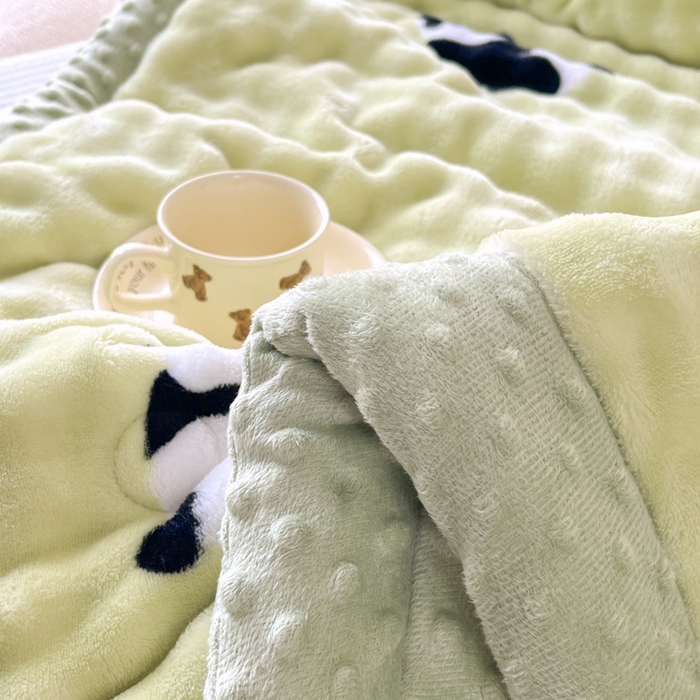 91家纺网 家纺一手货源 找家纺 优雅星家纺 2026新款亲肤舒适兔毛绒豆豆绒冬被 萌宝熊猫舞（老花型）