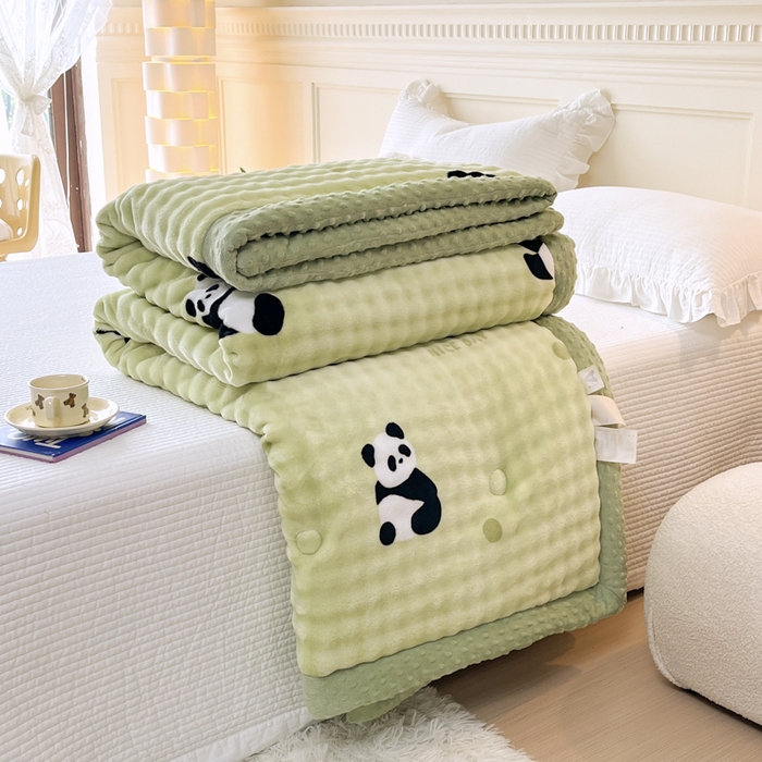 91家纺网 家纺一手货源 找家纺 优雅星家纺 2026新款亲肤舒适兔毛绒豆豆绒冬被 萌宝熊猫舞（老花型）