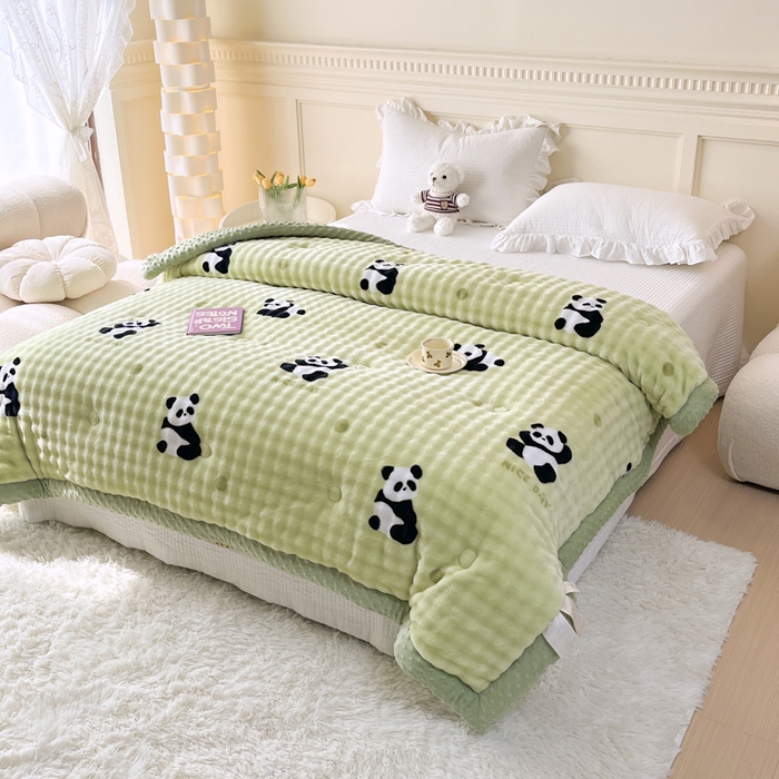 91家纺网 家纺一手货源 找家纺 优雅星家纺 2026新款亲肤舒适兔毛绒豆豆绒冬被 萌宝熊猫舞（老花型）