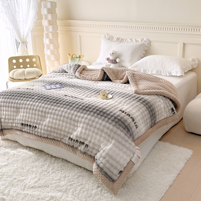 91家纺网 家纺一手货源 找家纺 优雅星家纺 2026新款亲肤舒适兔毛绒豆豆绒冬被 渐变灰舞（老花型）