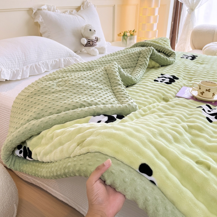 91家纺网 家纺一手货源 找家纺 优雅星家纺 2026新款亲肤舒适兔毛绒豆豆绒冬被 萌宝熊猫舞（老花型）