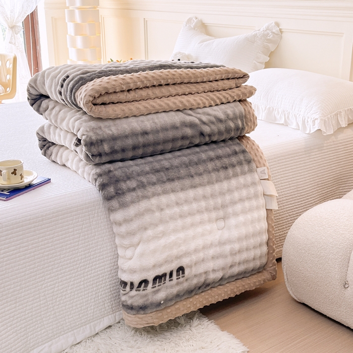 91家纺网 家纺一手货源 找家纺 优雅星家纺 2026新款亲肤舒适兔毛绒豆豆绒冬被 渐变灰舞（老花型）