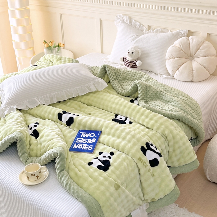 91家纺网 家纺一手货源 找家纺 优雅星家纺 2026新款亲肤舒适兔毛绒豆豆绒冬被 萌宝熊猫舞（老花型）