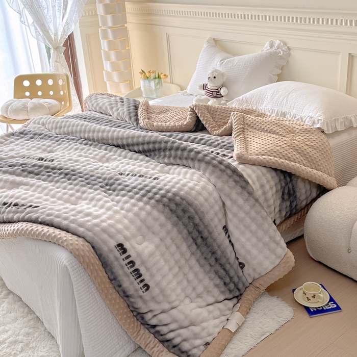 91家纺网 家纺一手货源 找家纺 优雅星家纺 2026新款亲肤舒适兔毛绒豆豆绒冬被 渐变灰舞（老花型）