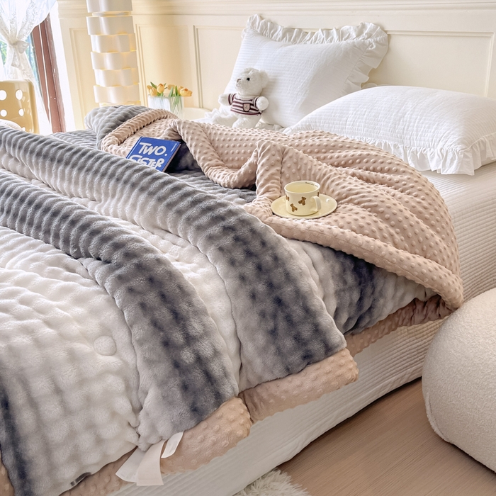 91家纺网 家纺一手货源 找家纺 优雅星家纺 2026新款亲肤舒适兔毛绒豆豆绒冬被 渐变灰舞（老花型）