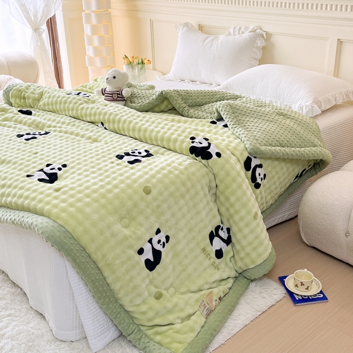 91家纺网 家纺一手货源 找家纺 优雅星家纺 2026新款亲肤舒适兔毛绒豆豆绒冬被 萌宝熊猫舞（老花型）