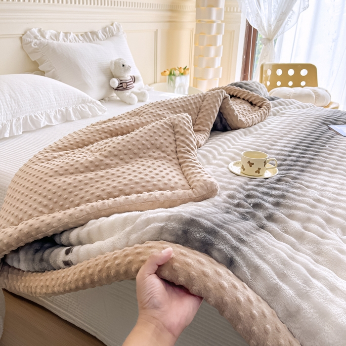 91家纺网 家纺一手货源 找家纺 优雅星家纺 2026新款亲肤舒适兔毛绒豆豆绒冬被 渐变灰舞（老花型）
