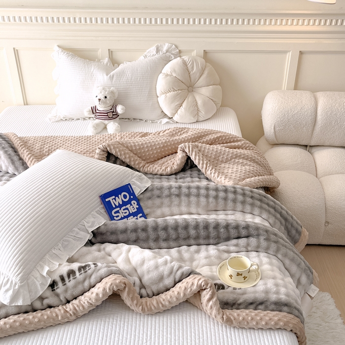 91家纺网 家纺一手货源 找家纺 优雅星家纺 2026新款亲肤舒适兔毛绒豆豆绒冬被 渐变灰舞（老花型）