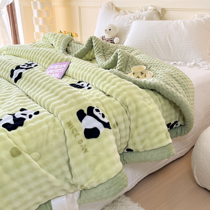 91家纺网 家纺一手货源 找家纺 优雅星家纺 2026新款亲肤舒适兔毛绒豆豆绒冬被 萌宝熊猫舞（老花型）