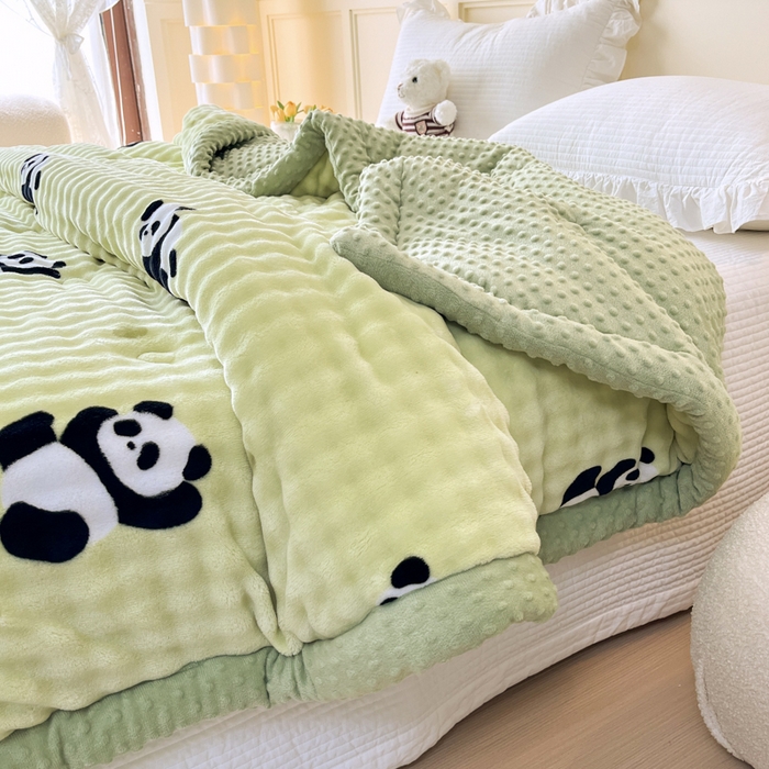 91家纺网 家纺一手货源 找家纺 优雅星家纺 2026新款亲肤舒适兔毛绒豆豆绒冬被 萌宝熊猫舞（老花型）