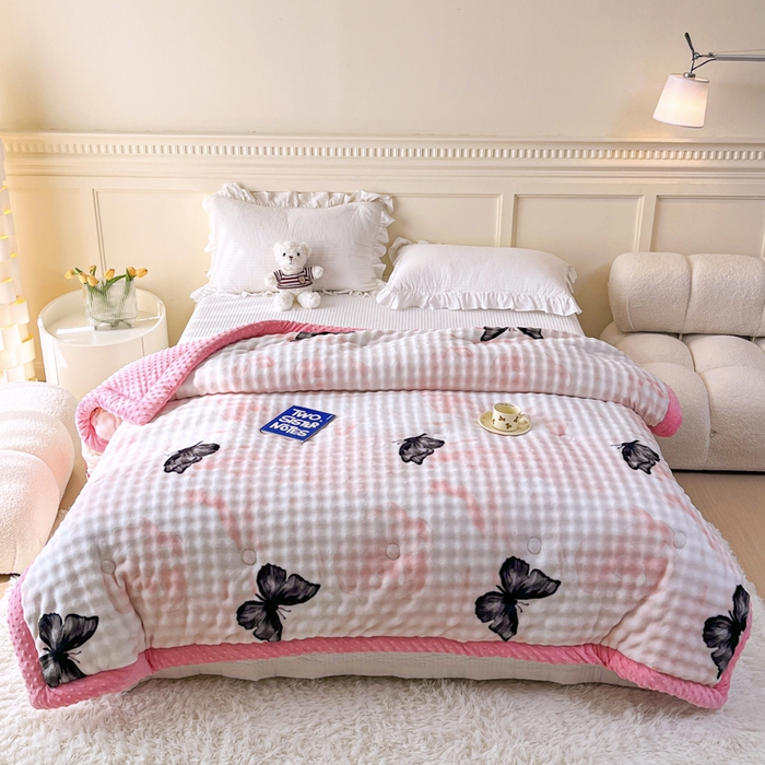 91家纺网 家纺一手货源 找家纺 优雅星家纺 2026新款亲肤舒适兔毛绒豆豆绒冬被 花飞蝶舞（老花型）