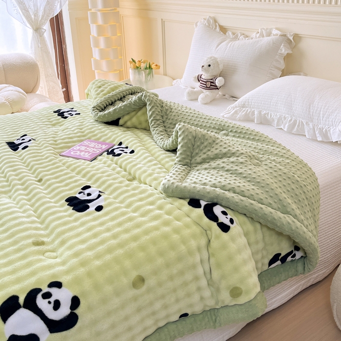 91家纺网 家纺一手货源 找家纺 优雅星家纺 2026新款亲肤舒适兔毛绒豆豆绒冬被 萌宝熊猫舞（老花型）