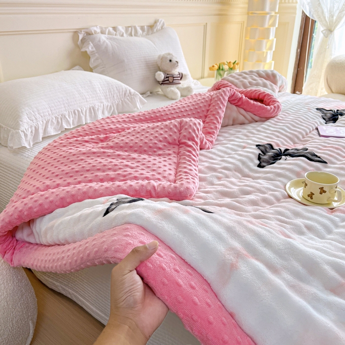 91家纺网 家纺一手货源 找家纺 优雅星家纺 2026新款亲肤舒适兔毛绒豆豆绒冬被 花飞蝶舞（老花型）