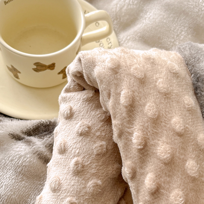 91家纺网 家纺一手货源 找家纺 优雅星家纺 2026新款亲肤舒适兔毛绒豆豆绒冬被 渐变灰舞（老花型）