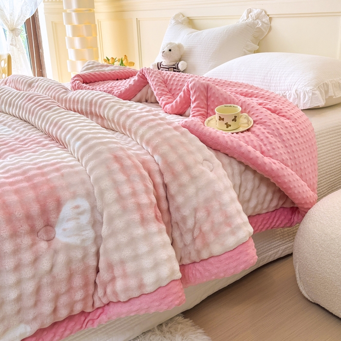 91家纺网 家纺一手货源 找家纺 优雅星家纺 2026新款亲肤舒适兔毛绒豆豆绒冬被 怦然心动