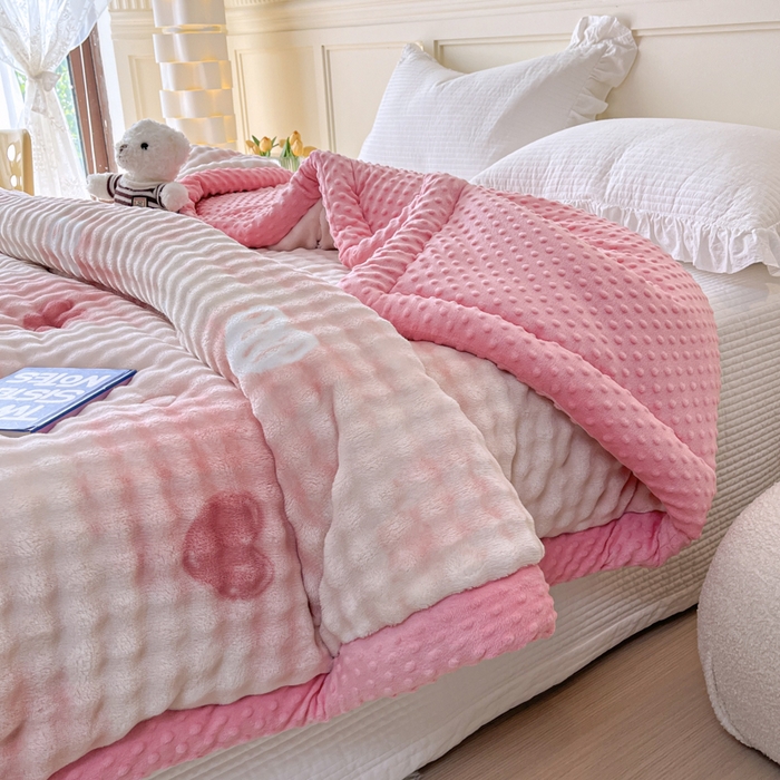 91家纺网 家纺一手货源 找家纺 优雅星家纺 2026新款亲肤舒适兔毛绒豆豆绒冬被 怦然心动