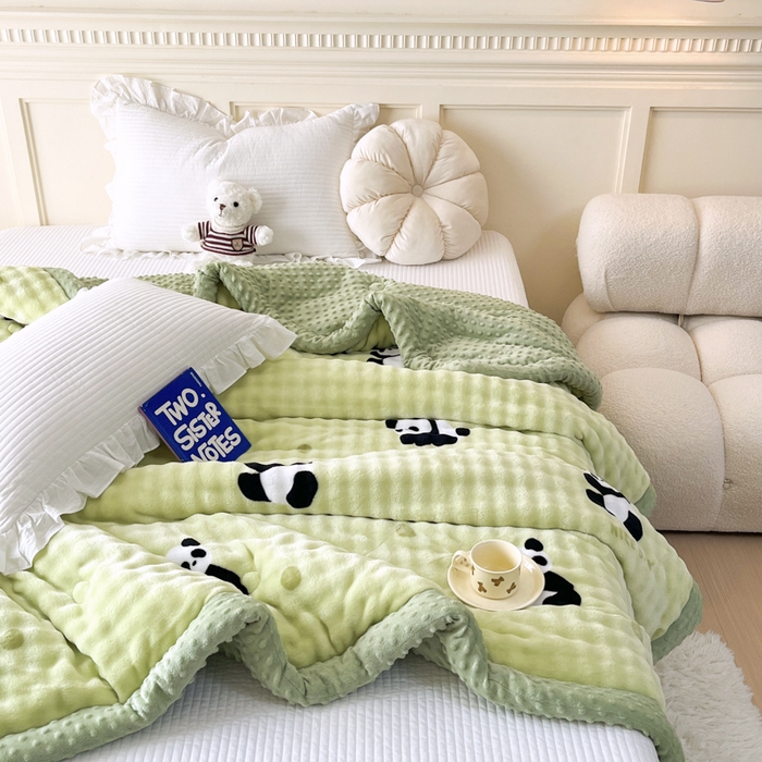 91家纺网 家纺一手货源 找家纺 优雅星家纺 2026新款亲肤舒适兔毛绒豆豆绒冬被 萌宝熊猫舞（老花型）