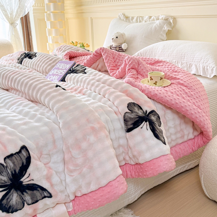 91家纺网 家纺一手货源 找家纺 优雅星家纺 2026新款亲肤舒适兔毛绒豆豆绒冬被 花飞蝶舞（老花型）