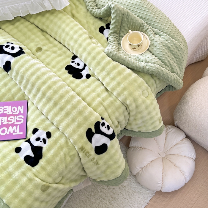 91家纺网 家纺一手货源 找家纺 优雅星家纺 2026新款亲肤舒适兔毛绒豆豆绒冬被 萌宝熊猫舞（老花型）