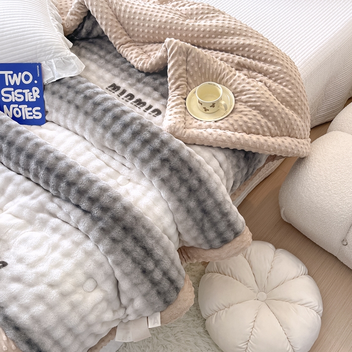 91家纺网 家纺一手货源 找家纺 优雅星家纺 2026新款亲肤舒适兔毛绒豆豆绒冬被 渐变灰舞（老花型）