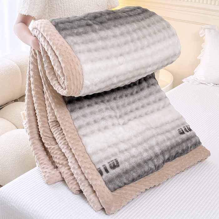 91家纺网 家纺一手货源 找家纺 优雅星家纺 2026新款亲肤舒适兔毛绒豆豆绒冬被 渐变灰舞（老花型）