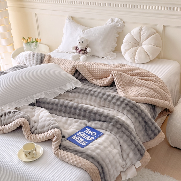 91家纺网 家纺一手货源 找家纺 优雅星家纺 2026新款亲肤舒适兔毛绒豆豆绒冬被 渐变灰舞（老花型）