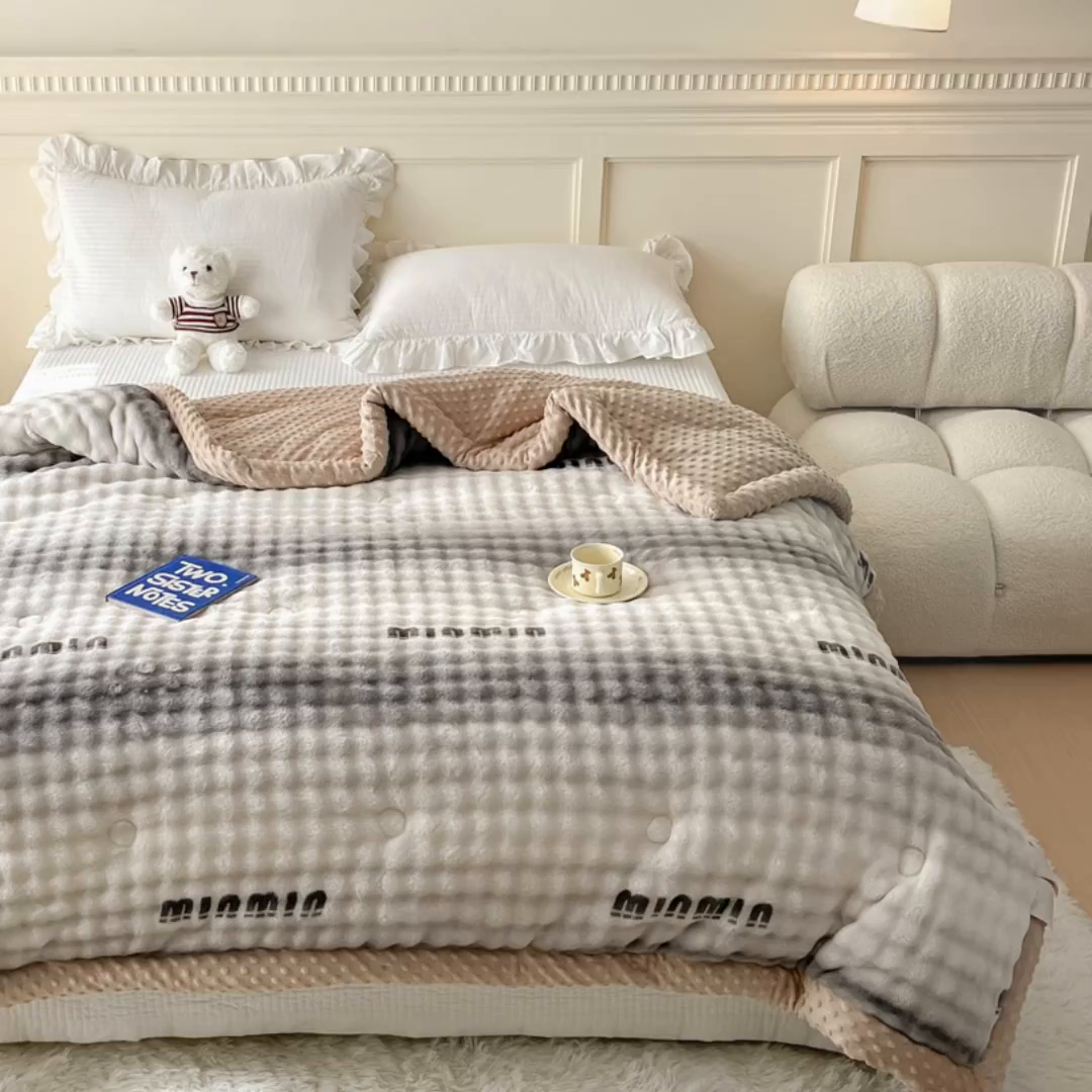 91家纺网 家纺一手货源 找家纺 优雅星家纺 2026新款亲肤舒适兔毛绒豆豆绒冬被 渐变灰舞（老花型）