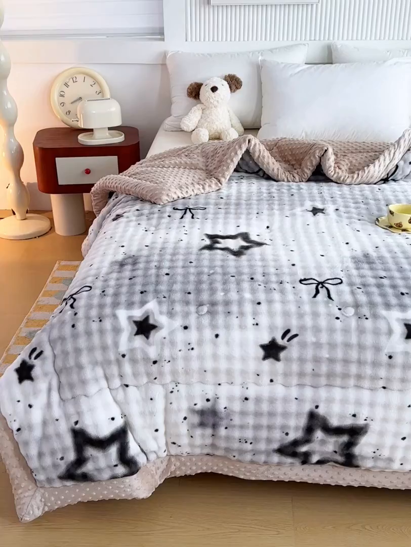 91家纺网 家纺一手货源 找家纺 优雅星家纺 2026新款亲肤舒适兔毛绒豆豆绒冬被 星星点点