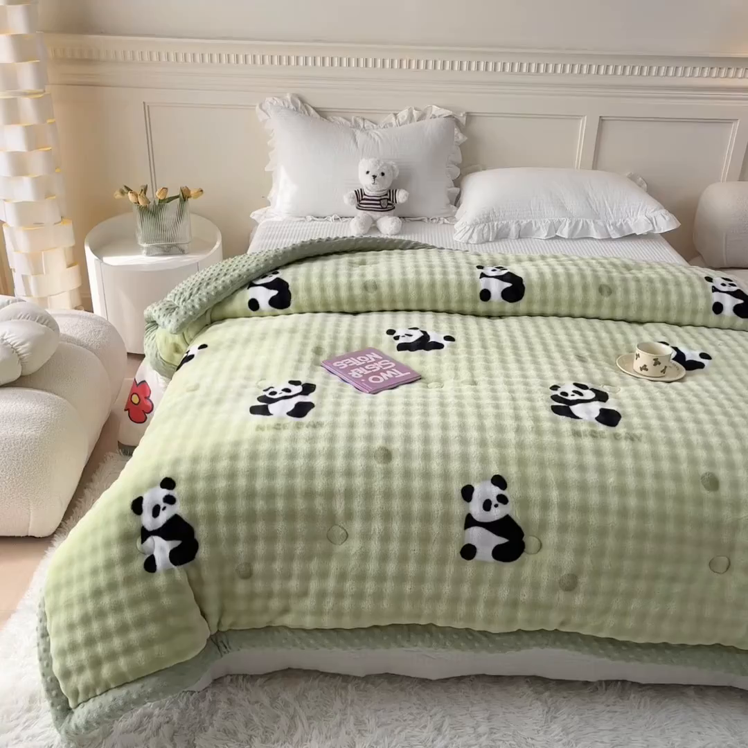 91家纺网 家纺一手货源 找家纺 优雅星家纺 2026新款亲肤舒适兔毛绒豆豆绒冬被 萌宝熊猫舞（老花型）