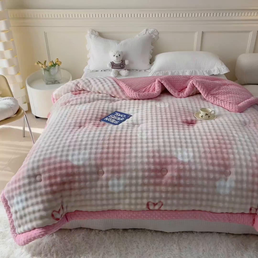 91家纺网 家纺一手货源 找家纺 优雅星家纺 2026新款亲肤舒适兔毛绒豆豆绒冬被 怦然心动