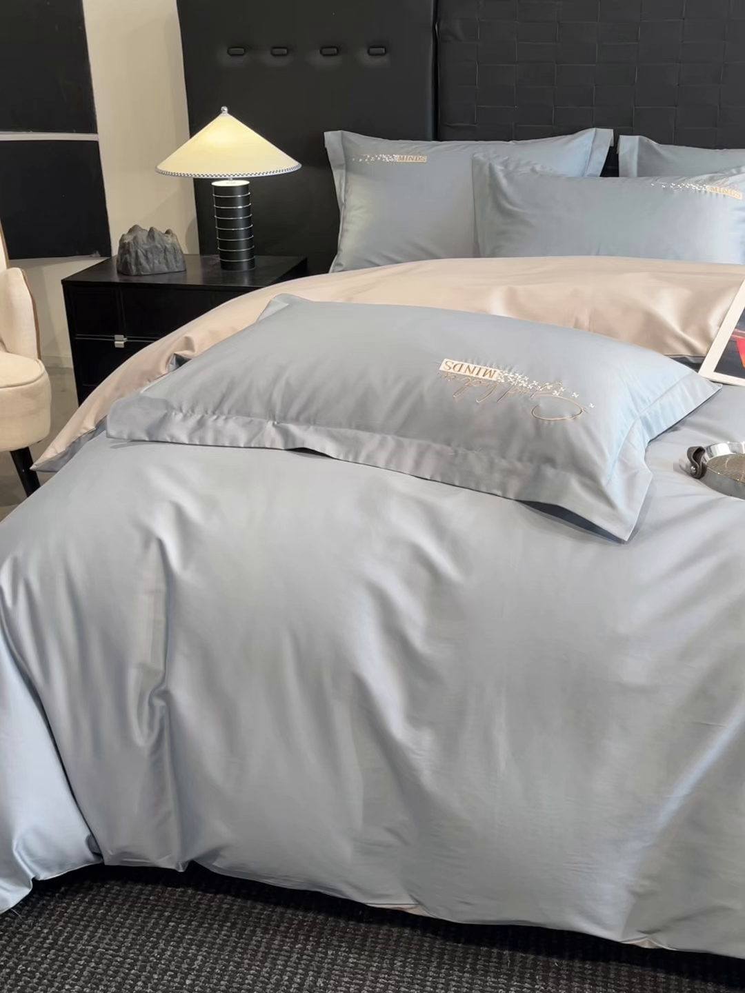 91家纺网 家纺一手货源 找家纺 拼社家纺 2026新款A类全棉贡缎长绒棉四件套全棉四件套简约刺绣纯色纯棉床上用品（提供买家秀） 依恋-汐梦蓝