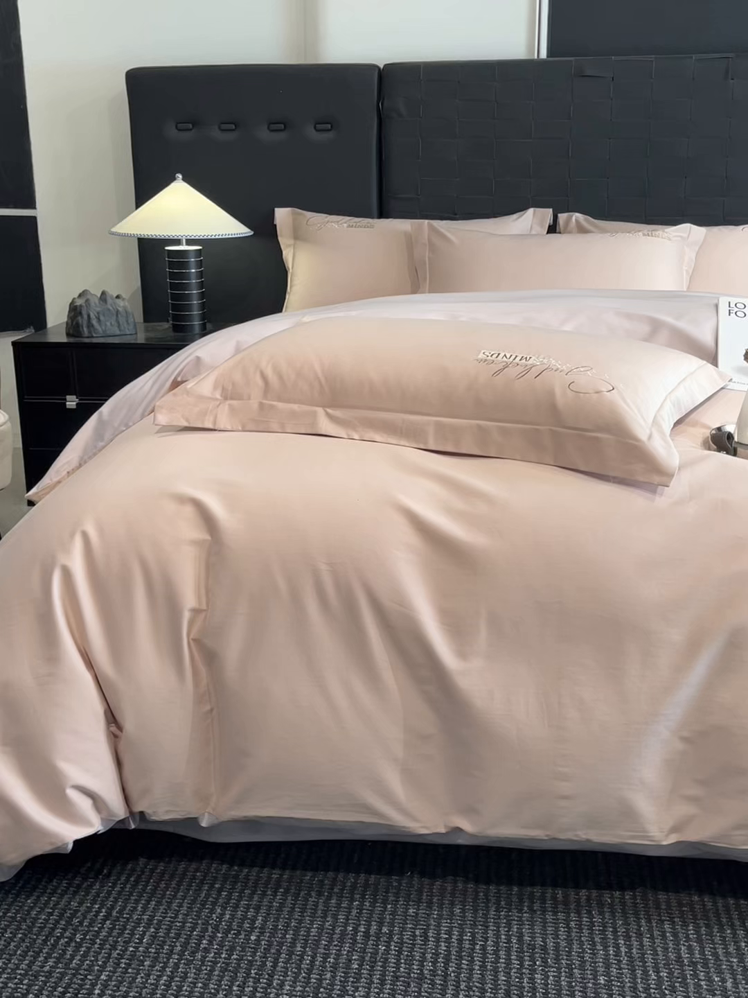 91家纺网 家纺一手货源 找家纺 拼社家纺 2026新款A类全棉贡缎长绒棉四件套全棉四件套简约刺绣纯色纯棉床上用品（提供买家秀） 依恋-丁香粉紫