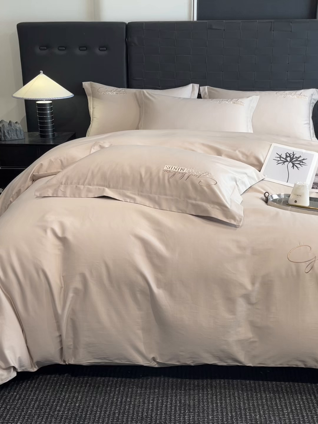 91家纺网 家纺一手货源 找家纺 拼社家纺 2026新款A类全棉贡缎长绒棉四件套全棉四件套简约刺绣纯色纯棉床上用品（提供买家秀） 依恋-奶茶灰棕