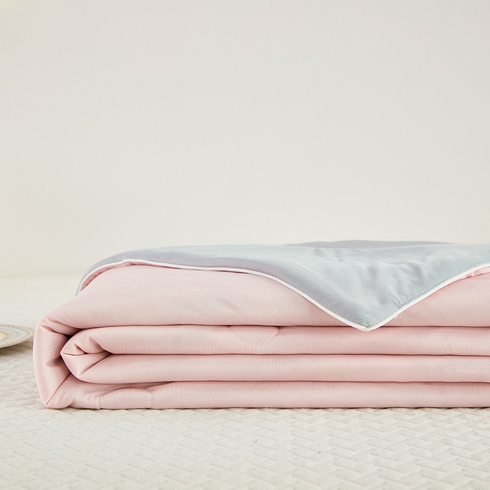 91家纺网 家纺一手货源 找家纺 优雅星家纺 2026新款双面凉感丝A类氨纶凉感天丝纯色夏凉被冰激凌夏被西瓜凉感丝夏被 粉拼灰