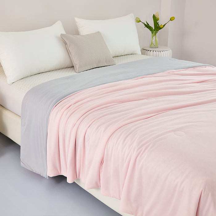 91家纺网 家纺一手货源 找家纺 优雅星家纺 2026新款双面凉感丝A类氨纶凉感天丝纯色夏凉被冰激凌夏被西瓜凉感丝夏被 粉拼灰