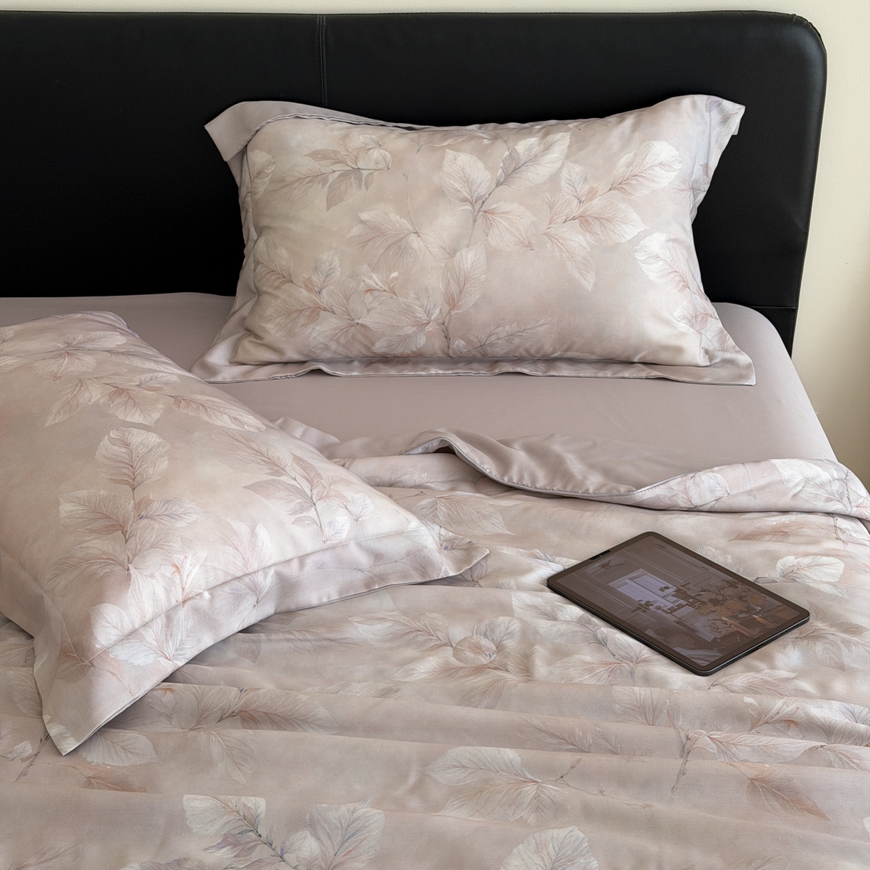 91家纺网 家纺一手货源 找家纺 优彩 2026春夏新款50天丝夏被莱赛尔纤维夏被四件套天丝夏被单夏被单床笠单床单（控价单夏被不低于150） 叶语